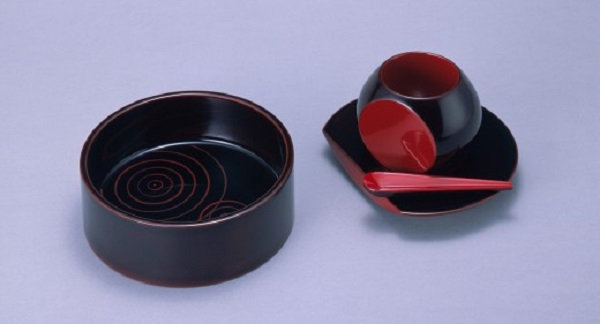 明治大学博物館 商品部門コラム展「デザインの革新:漆器 Gusto ITALIANO」